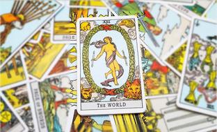 La carta del Tarot de la semana: prepárate porque vas a brillar con El Mundo, el arcano XXI que cierra un ciclo bueno para empezar otro magnífico