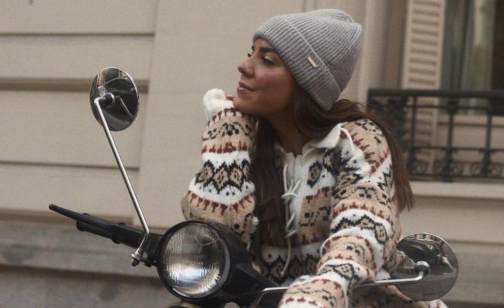 Jersey tipo polo y gorro de canalé: el look de influencer más calentito del invierno nos lo trae una firma made in Spain