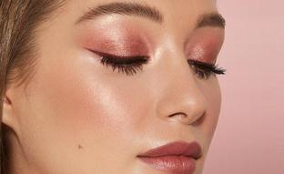 El truco para conseguir un maquillaje con efecto glow es una sombra de ojos rosa de acabado nacarado