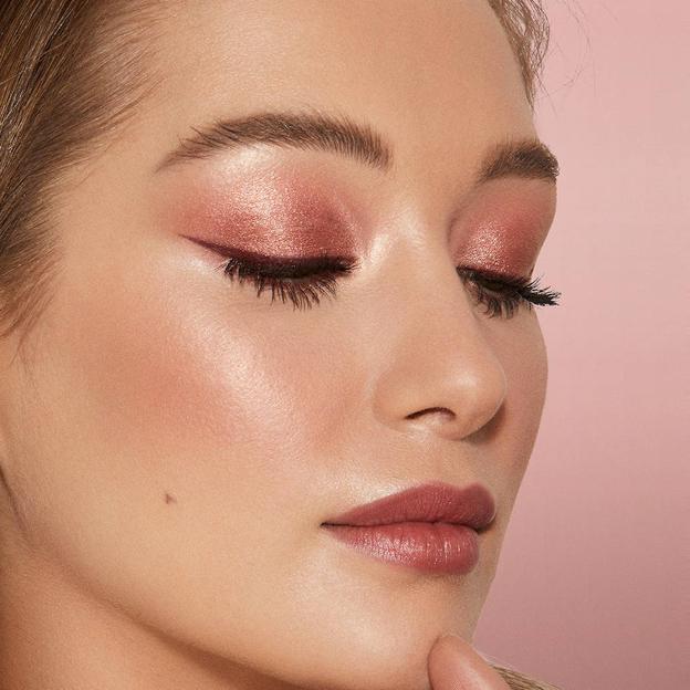 El truco para conseguir un maquillaje con efecto glow es una sombra de ojos rosa de acabado nacarado