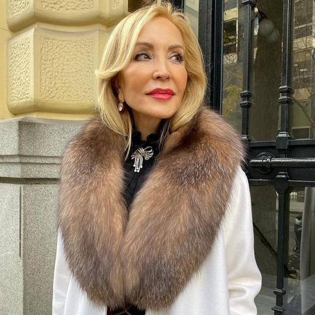 Pantalones de cuadros de Zara y botas negras, el look rejuvenecedor de Carmen Lomana que ha causado furor en Instagram