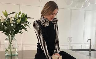 El look favorito de Instagram para comprar en las rebajas: peto negro y camiseta de rayas