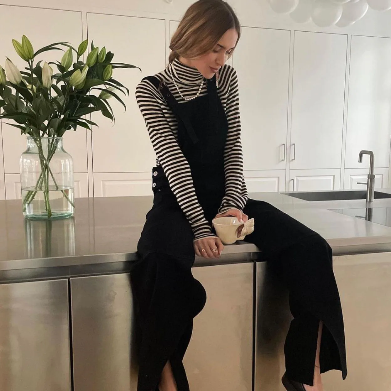 Shipley en casa Recoger hojas El look favorito de Instagram para comprar en las rebajas: peto negro y  camiseta de rayas | Mujer Hoy