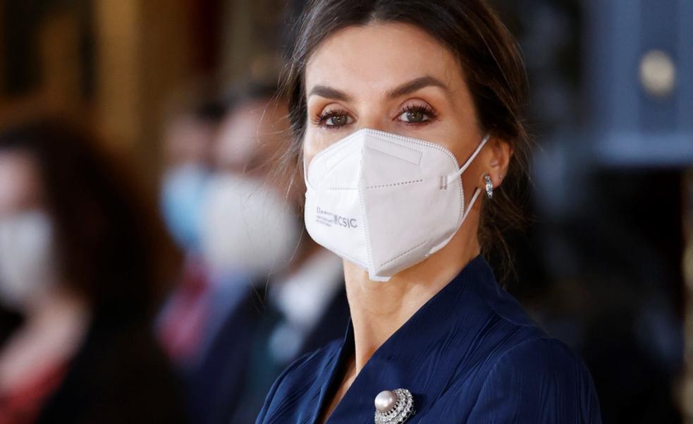 La Reina Letizia se ha hecho un piercing: así es su nuevo (y sorprendente) accesorio rejuvenecedor