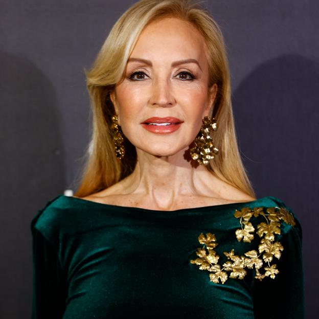 Carmen Lomana también tiene la camisa blanca más original e irresistible de las rebajas de Zara (y la ha combinado así de bien)