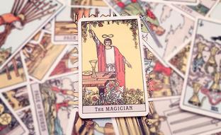 Carta del Tarot de la semana: el Mago (Arcano 1) aterriza para llenarte de alegría, vitalidad y reforzar tu creatividad