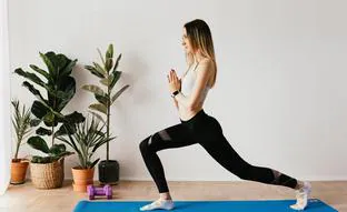 Anjaneyasana (o luna creciente): la postura de yoga para mejorar flexibilidad y fuerza en brazos, piernas y espalda