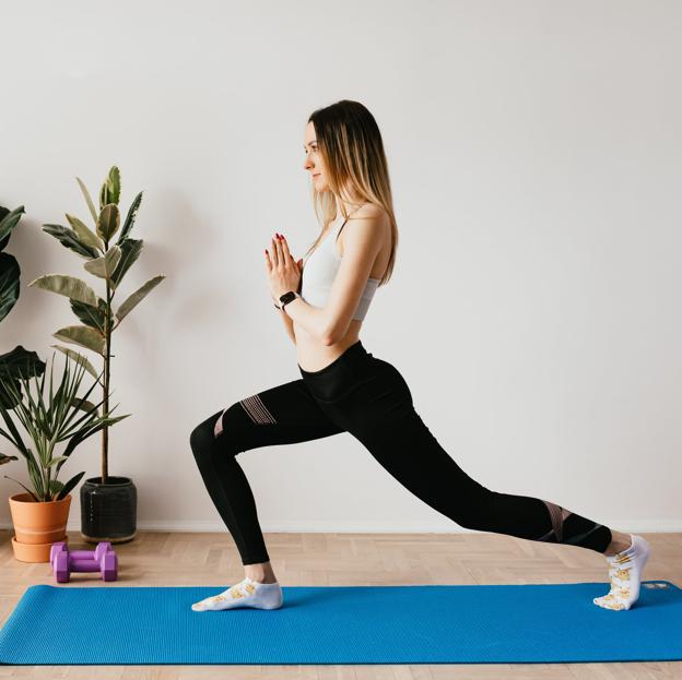 Anjaneyasana (o luna creciente): la postura de yoga para mejorar flexibilidad y fuerza en brazos, piernas y espalda