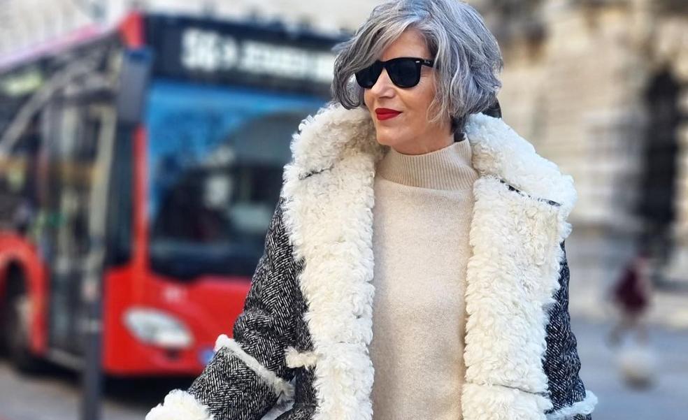 El abrigo más especial y un conjunto de punto comodísimo: el look de Zara que rejuvenece a los 50 que ha arrasado en Instagram