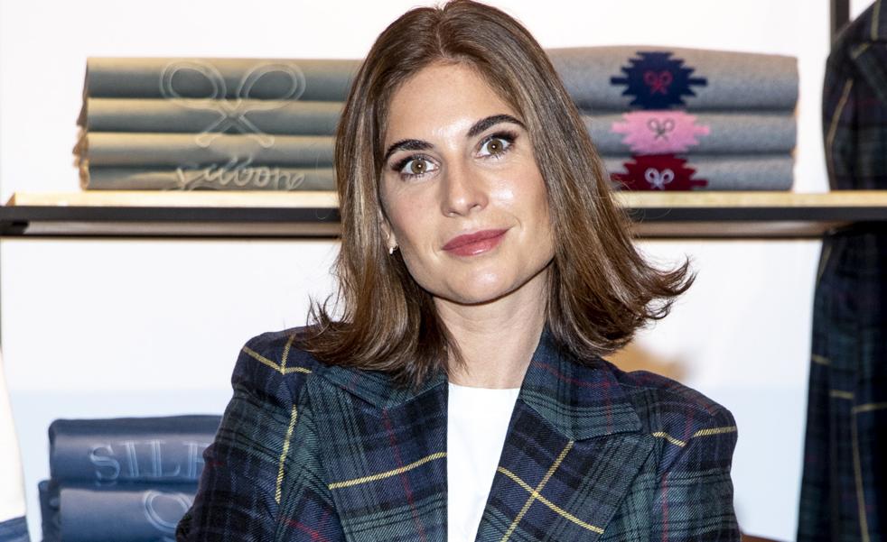 La blazer de cuadros más bonita y favorecedora es una 'made in Spain' con la que ha triunfado Lourdes Montes en Instagram