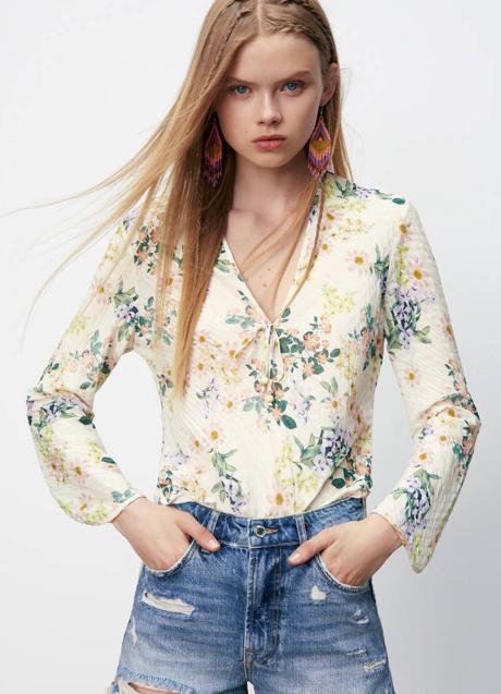 La blusa estampada tiene el escote en forma de pico