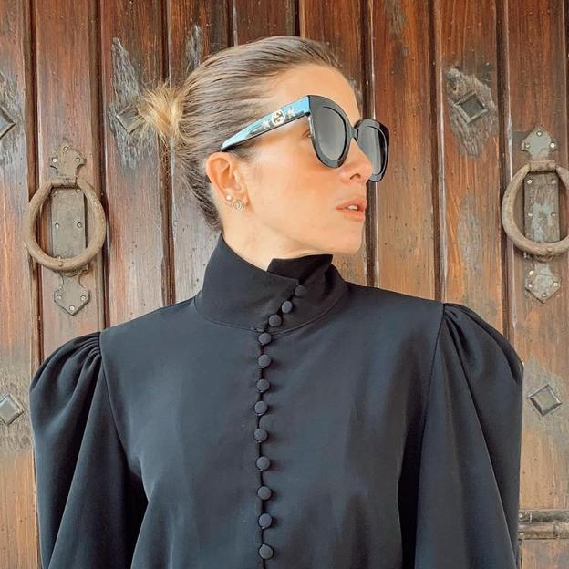 Blusa con lazada, el truco low cost de Virginia Troconis para conseguir un look que rejuvenece a los 40 y que queda de maravilla