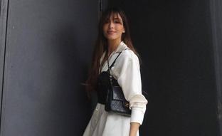 Una camisa satinada y un bustier con cuentas: el look de influencer con el que podrás presumir de figura