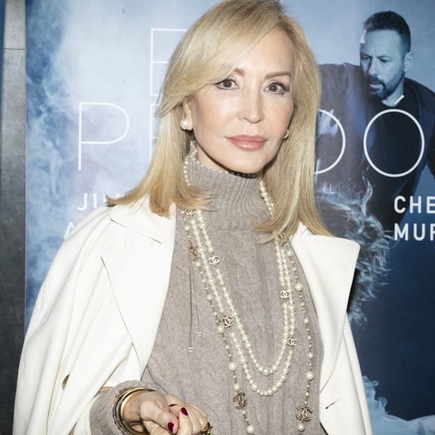 Jersey gris y abrigo blanco, el look de Carmen Lomana baratísimo y con la combinación más favorecedora que ha arrasado en Instagram