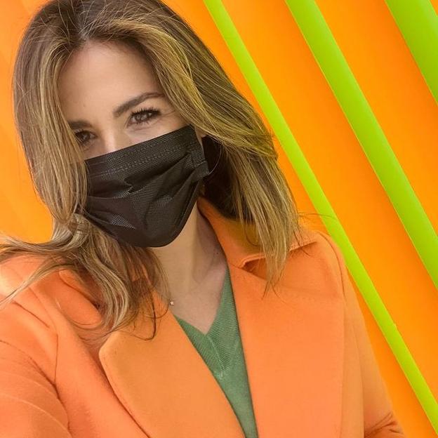 De Nuria Roca a Olivia Palermo: dónde copiar el favorecedor abrigo naranja que ha triunfado en Instagram y que arrasa en el street style