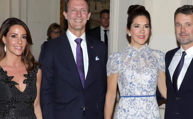 Las dos parejas que enturbian las buenas relaciones en la Corona danesa: a la izquierda, Marie y Joaquín de Dinamarca; a la derecha, Mary Donaldson y el príncipe Federico, herederos al trono.