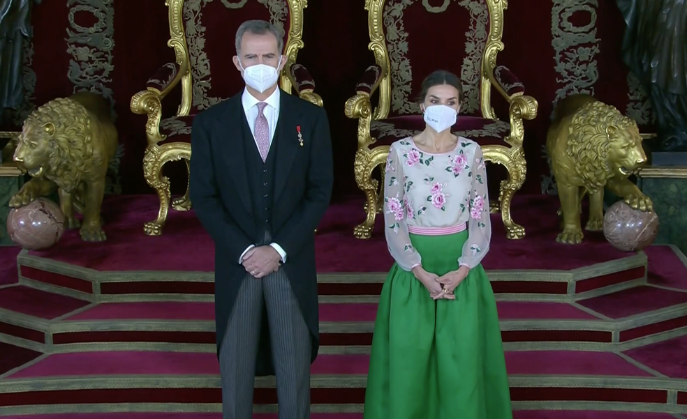 La Reina Letizia, impresionante de largo con un vestido verde bordado de la Reina Sofía en la recepción con el Cuerpo Diplomático