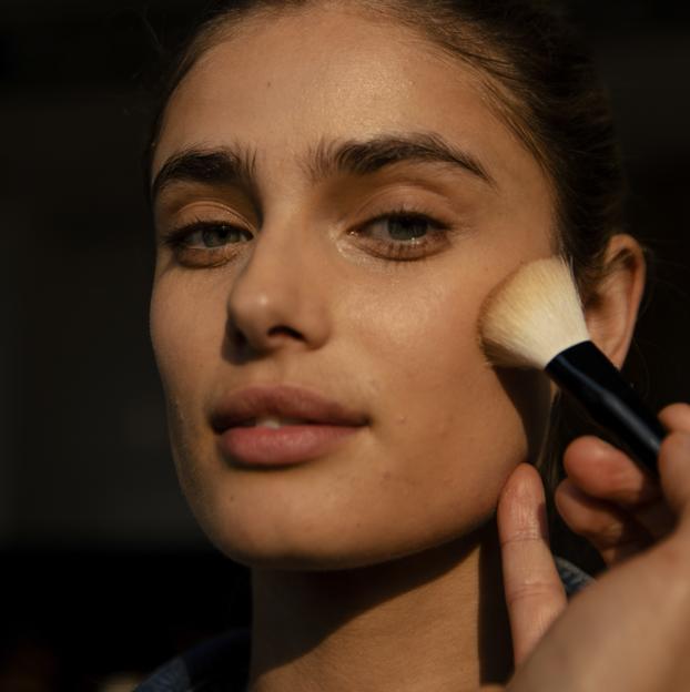 Dime qué tipo de rostro tienes y te diré cómo aplicar el colorete para conseguir un maquillaje antiedad fácil