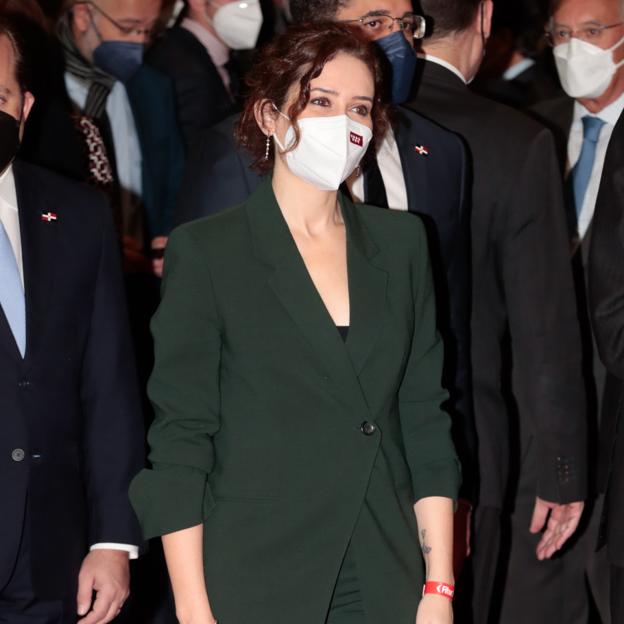 Por qué Isabel Díaz Ayuso no se quita este traje de chaqueta de Zara súper rebajado (y que le sienta de maravilla)