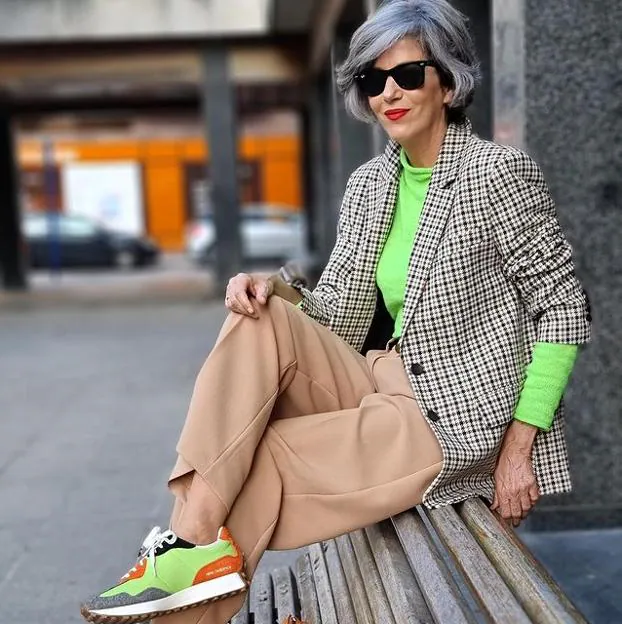 Las zapatillas de moda que no se quitan las influencers de más de 50 porque rejuvenecen cualquier cómodo al instante | Mujer Hoy