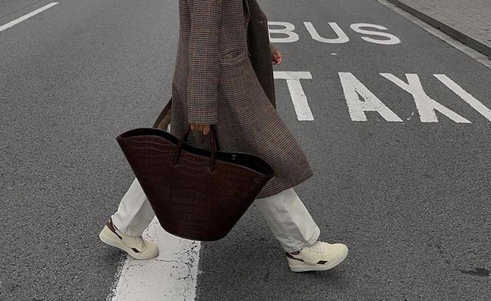 Las zapatillas blancas españolas que arrasan entre las influencers y que llevan las famosas y modelos internacionales (y pegan con todo)