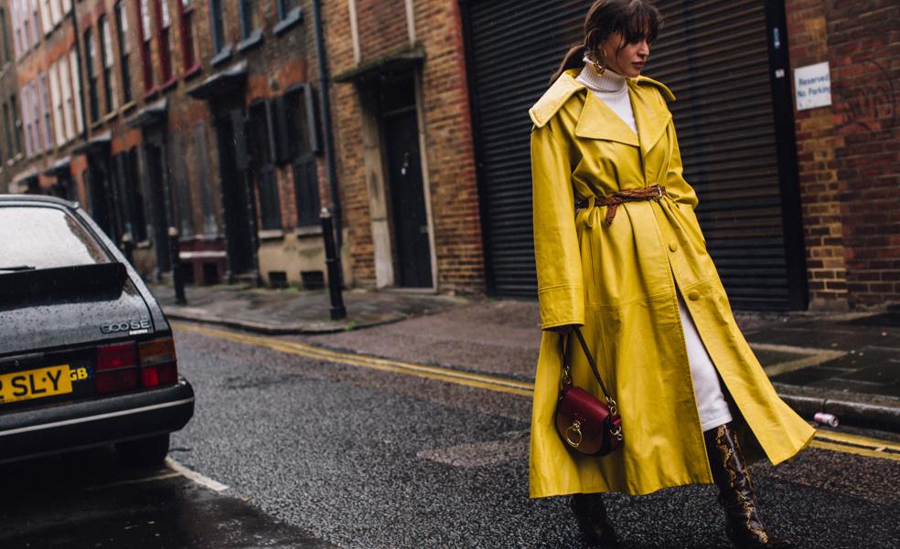 Con blazer o con gabardina, los looks en efecto piel de Zara que parecen de lujo y vas a ponerte en cualquier momento del día