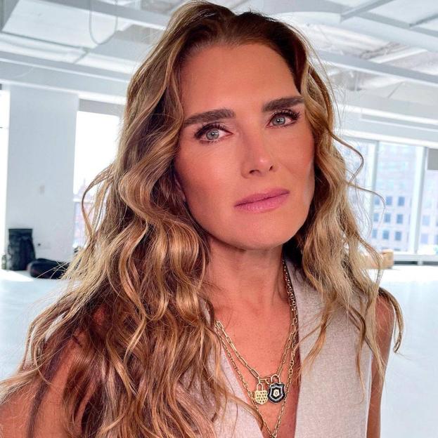 Tres formas diferentes de llevar el conjunto verde (versión low cost) que le hemos copiado a Olivia Wilde en el Festival de Venecia