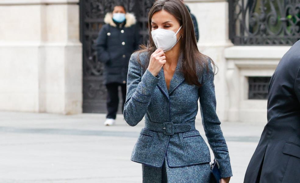 La chaqueta gris con cinturón de la Reina Letizia que estiliza, hace tipazo y puedes copiar en Mango muy barata