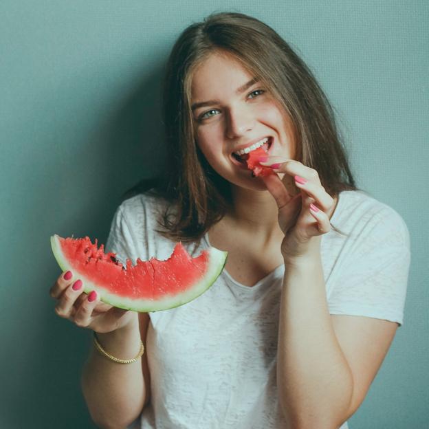 La fruta que deberías comer por la noche si quieres adelgazar