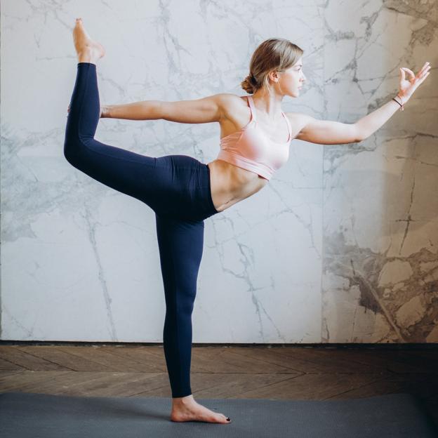 Natarajasana (o postura del bailarín): cuida tu columna mientras tratas el estrés