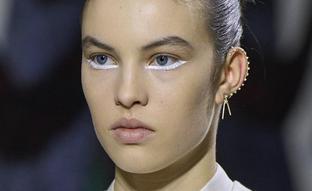 Ni negro ni rojo, el eyeliner que va a arrasar este 2022 es el blanco que hemos visto en el desfile de Dior porque ilumina y disimula las arrugas del contorno de ojos