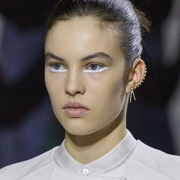 Ni negro ni rojo, el eyeliner que va a arrasar este 2022 es el blanco que hemos visto en el desfile de Dior porque ilumina y disimula las arrugas del contorno de ojos