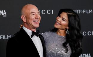 Quién es Lauren Sanchez, la novia de Jeff Bezos que ha convertido al billonario en un clon de Pitbull, el rapero latino de reguetón que adora el leopardo y la seda