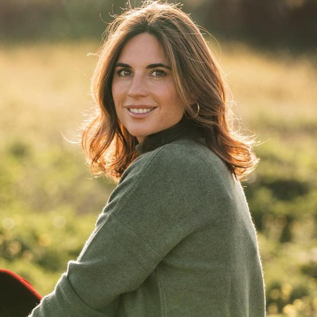 Los pantalones de pana de Lourdes Montes que están en Lefties baratísimos y que son perfectos para un look rejuvenecedor de invierno