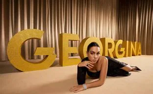 Por fin Netflix estrena la serie documental sobre Georgina Rodríguez, la novia de Cristiano Ronaldo que pasó de vender bolsos de Gucci a comprarlos