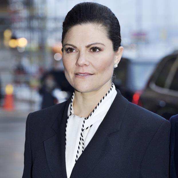 El poder del look masculino: Victoria de Suecia arrasa con un traje de chaqueta y pantalón (que está en H&M) y se convierte en la más elegante y estilosa