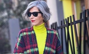 El look con chaqueta de punto larga estampada de cuadros y leggings, cómodo y estiloso, que rejuvenece a los 50