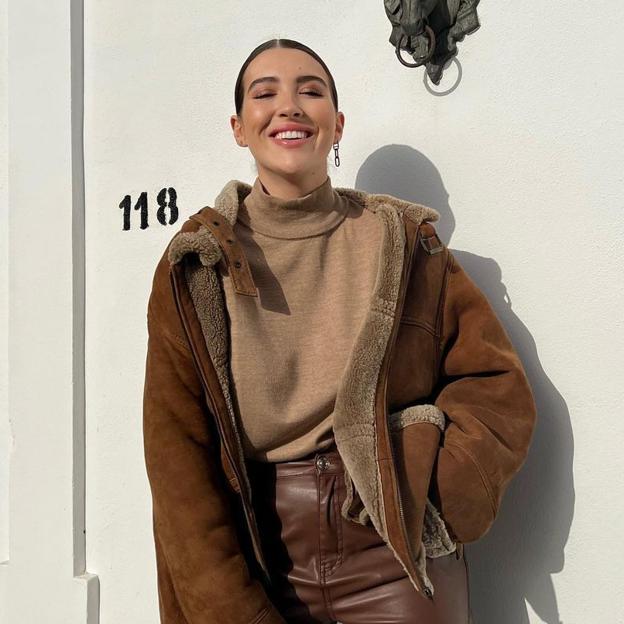 Los pantalones efecto piel con los que ha triunfado Alba Díaz los puedes encontrar en Zara (y sientan de maravilla y hacen tipazo)