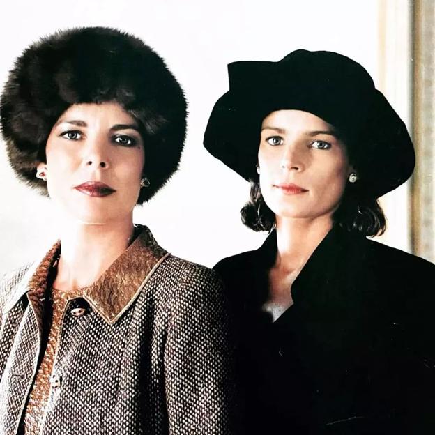 Tragedias, divorcios, infidelidades, peleas y reconciliaciones: así ha sido la extraña y complicada relación de Carolina de Mónaco y su hermana Estefanía (que cumple hoy 57 años)