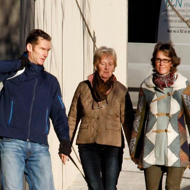 Inaki Urdangarin con su madre Claire Liebaert y su hermana Lucia Urdangarin.