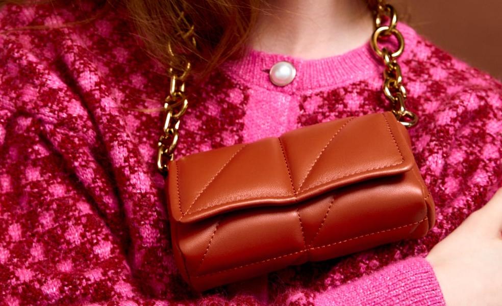 Bolsos baguette, acolchados y con logos: las tres tendencias en accesorios de Zara, Mango y Stradivarius que dominarán la nueva temporada