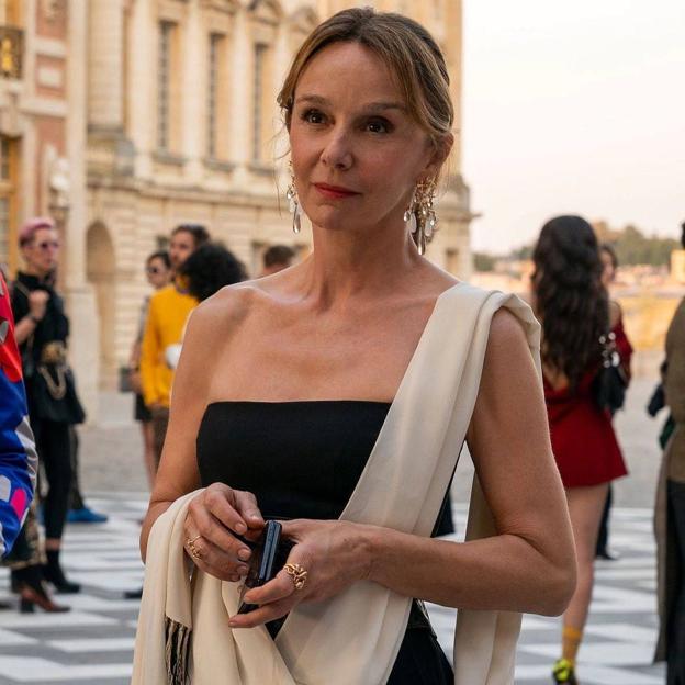 El look perfecto para arrasar a los 50 y los 60: copiamos en el low cost el outfit de la mejor vestida de Emily in Paris