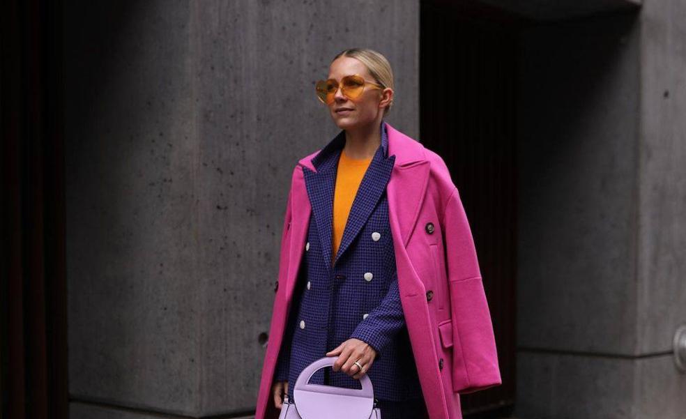 Un abrigo rosa es la clave para copiar el look de influencer más favorecedor del invierno