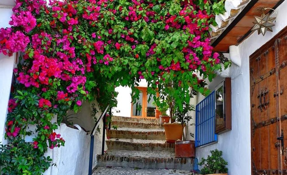 Frigiliana, el pueblo blanco más espectacular de Málaga con el que comenzó el turismo rural