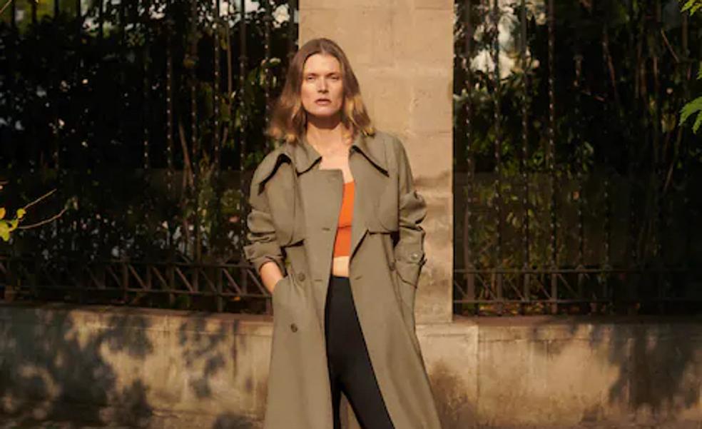 El trench perfecto para todo 2022 es este de Mango con mangas desmontables que es ideal para tus looks de diario (y para tener en nuestro armario un chaleco largo)