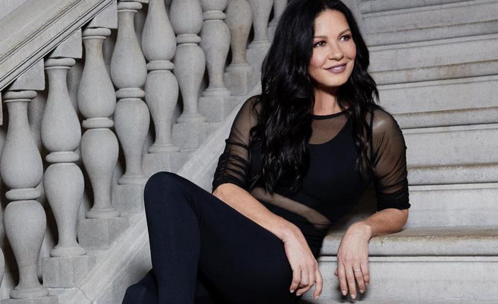 Catherine Zeta-Jones se inspira en el yoga para conseguir unos abdominales de infarto