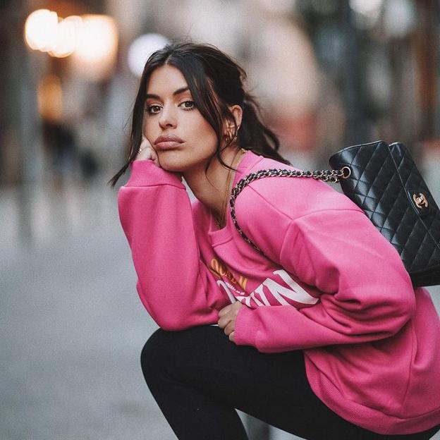 Con mocasines o zapatillas blancas: así es la bonita (y muy barata) sudadera rosa de Zara que arrasa entre las influencers y que favorece muchísimo