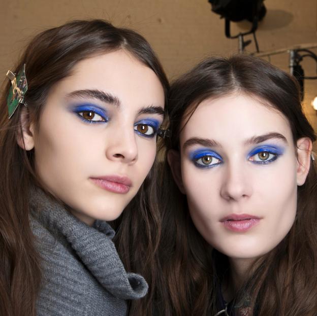 Ni negra ni marrón, la sombra de ojos más atrevida de la temporada es azul, el color ideal para elevar el párpado caído