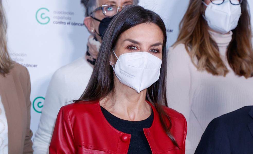 La Reina Letizia copia a Isabel Díaz Ayuso con un vestido de Mango y esta chaqueta roja tan original que rejuvenece y favorece a partes iguales