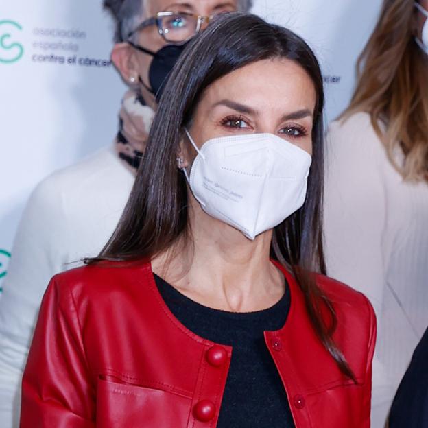 La Reina Letizia copia a Isabel Díaz Ayuso con un vestido de Mango y esta chaqueta roja tan original que rejuvenece y favorece a partes iguales